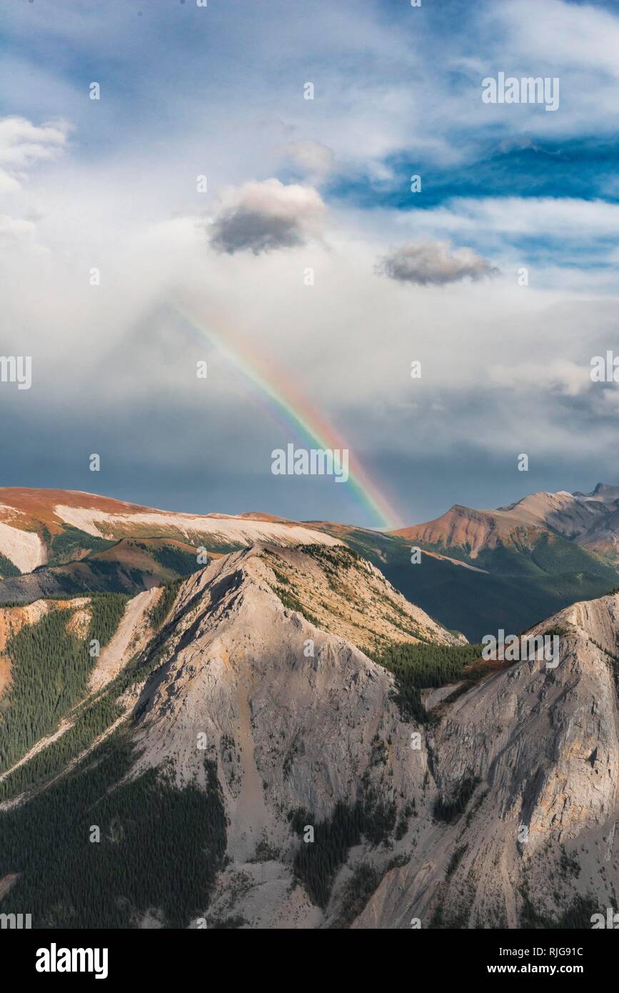 Vista sullo skyline di zolfo Trail al paesaggio di montagna con arcobaleno, picchi con orange depositi di zolfo, Vista panoramica Foto Stock