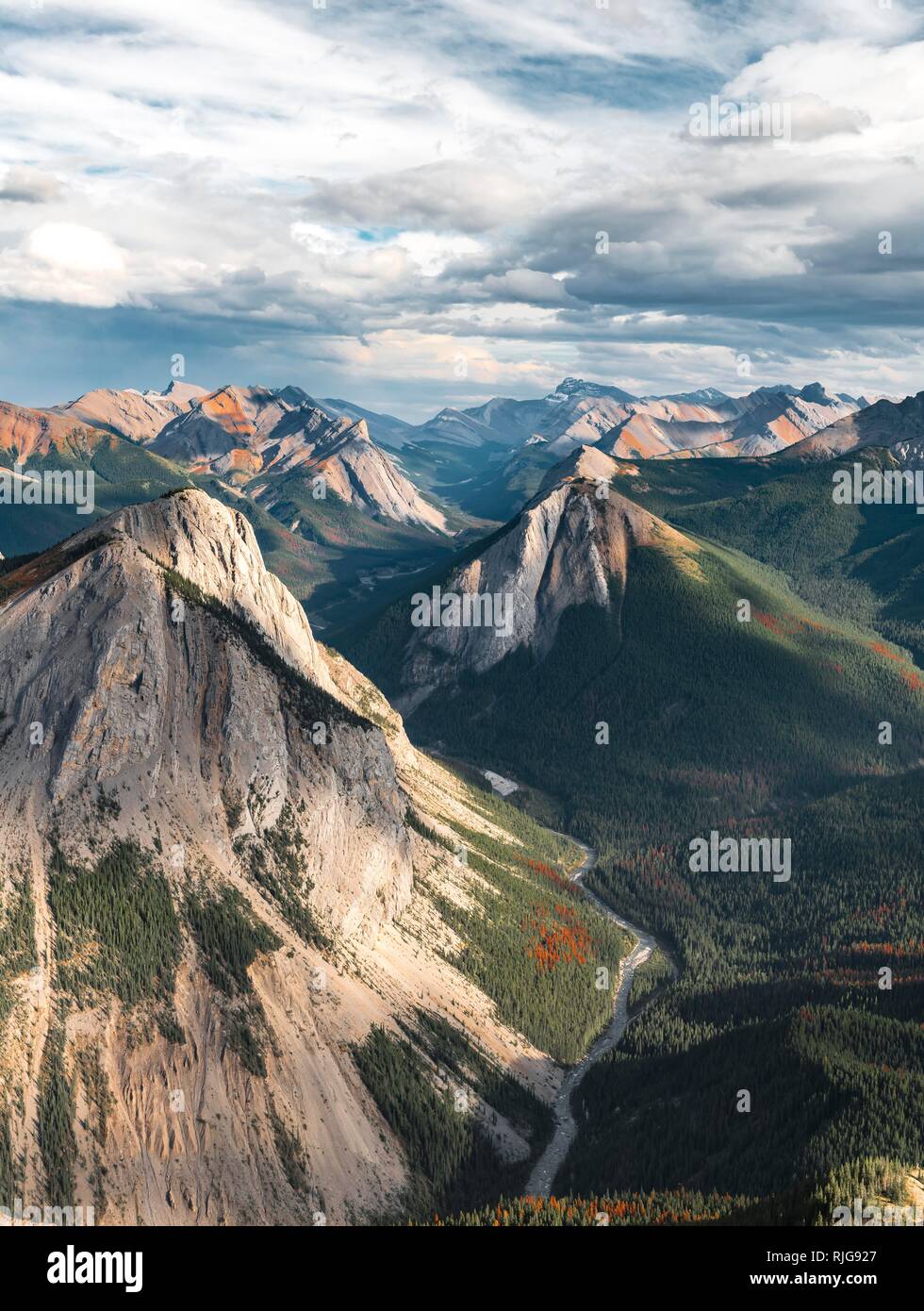 Viste spettacolari dalla Skyline di zolfo Trail al paesaggio di montagna con River Valley, picchi e natura incontaminata, viste panoramiche Foto Stock