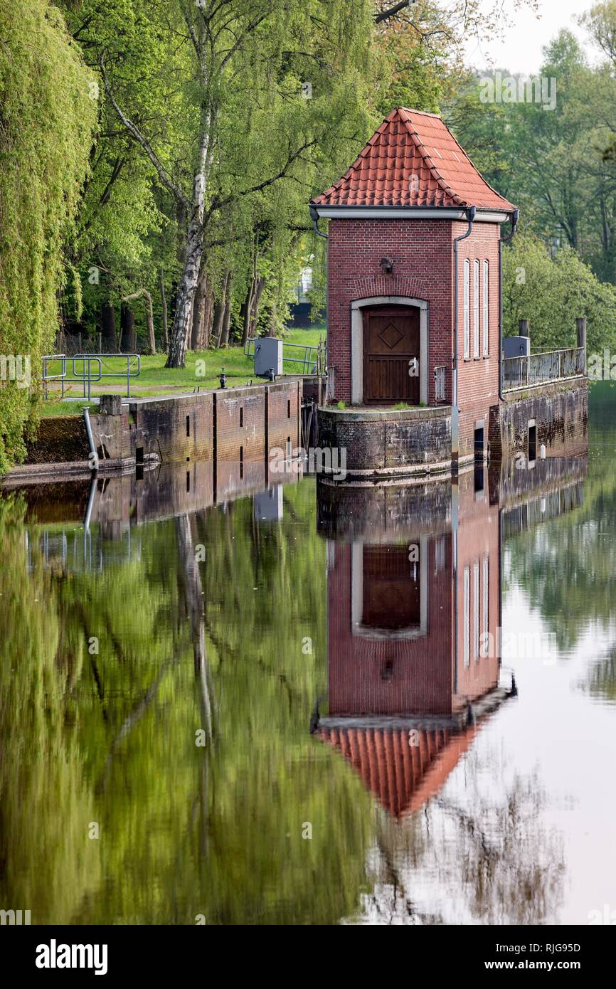 Oste Weir con lockkeeper storico's house presso l'Oste, Bremervörde, Bassa Sassonia, Germania Foto Stock