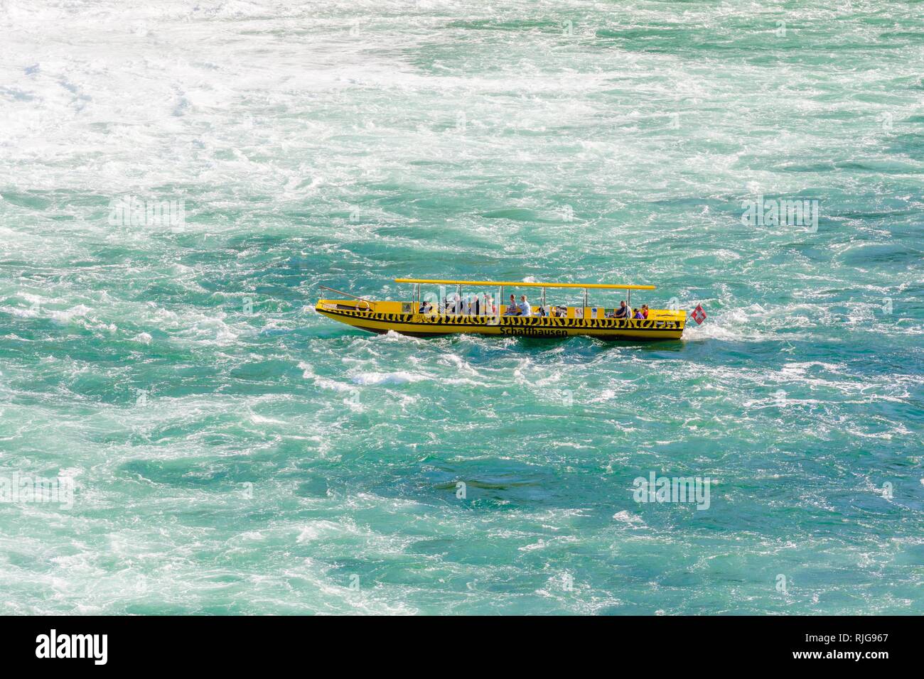 Imbarcazione turistica nell'acqua di schiumatura, viaggio di andata e ritorno in barca alle Cascate del Reno, vicino a Sciaffusa, Canton Sciaffusa, Svizzera Foto Stock