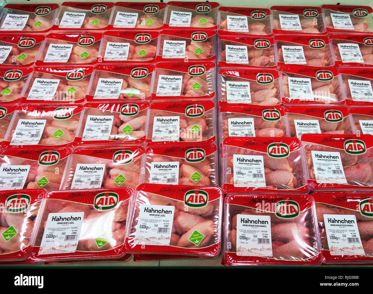 Cosce di pollo e ali di pollo confezionati in plastica nel supermercato, Monaco di Baviera, Baviera, Baviera, Germania Foto Stock