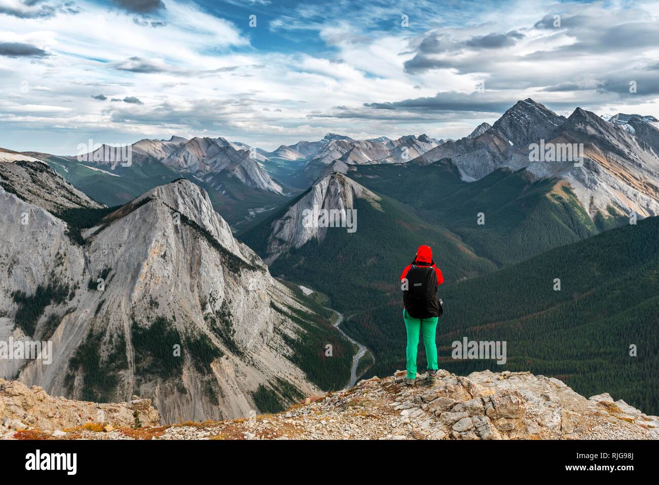 Escursionista femmina viste dal vertice oltre il paesaggio di montagna, Vista panoramica, zolfo Skyline Trail, gamma Nikassin Foto Stock