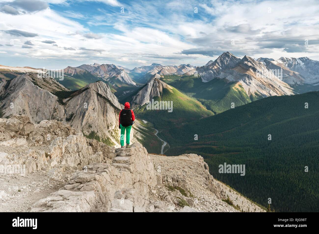 Escursionista femmina viste dal vertice oltre il paesaggio di montagna, Vista panoramica, zolfo Skyline Trail, gamma Nikassin Foto Stock