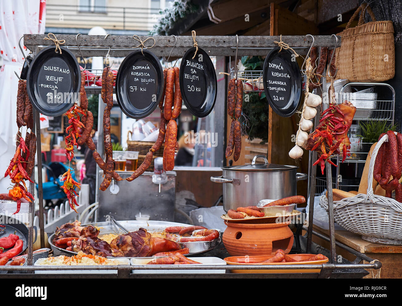 Cucina tradizionale croata display a Zagabria il mercatino di Natale. La salsiccia (Kobasica) e la carne di maiale hock (Buncek) sono i punti salienti Foto Stock
