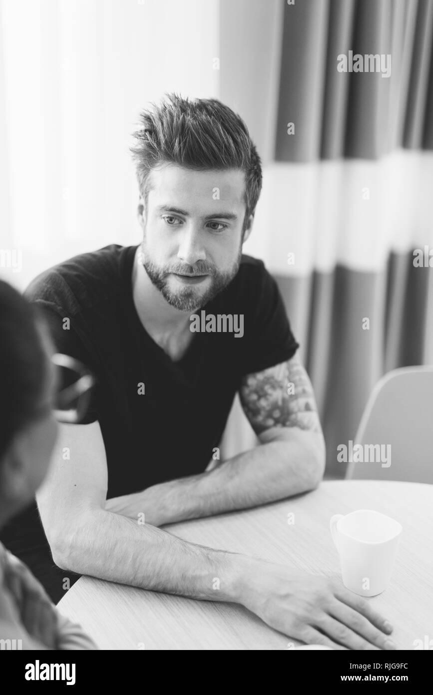 I colleghi parlando a pausa caffè Foto Stock