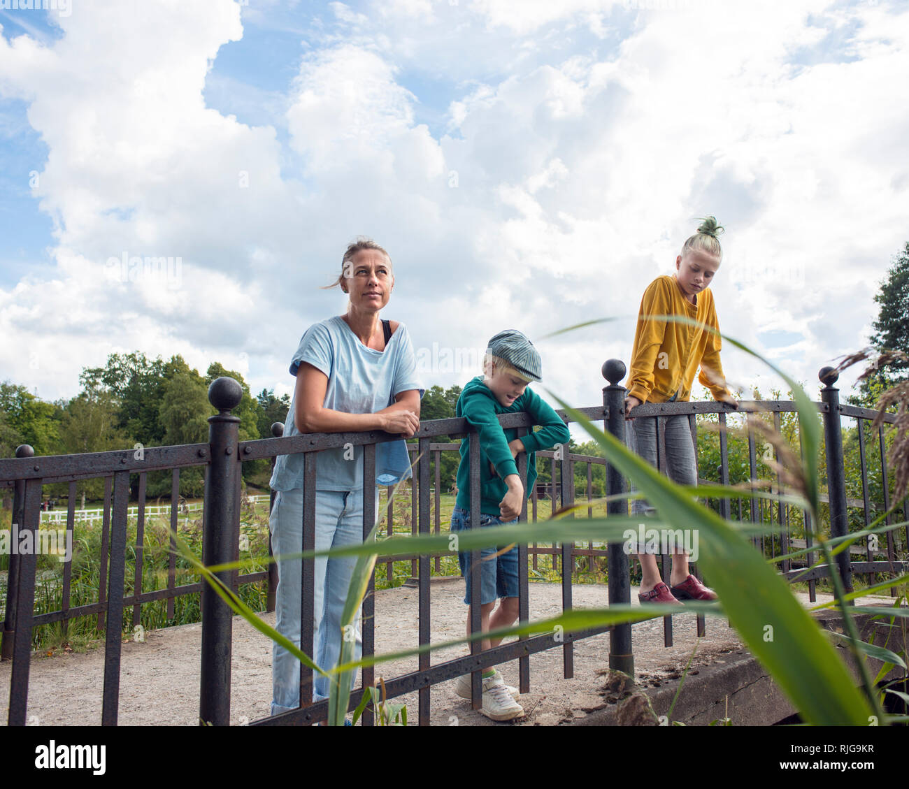 Madre strega i bambini in piedi sul ponte Foto Stock