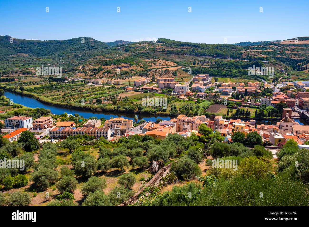 Bosa, Sardegna / Italia - 2018/08/13: vista panoramica della città di Bosa dal fiume Temo e colline circostanti visto dal castello Malaspina hill Foto Stock