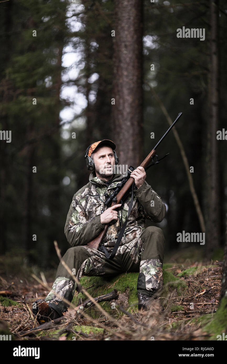 Hunter in foresta Foto Stock