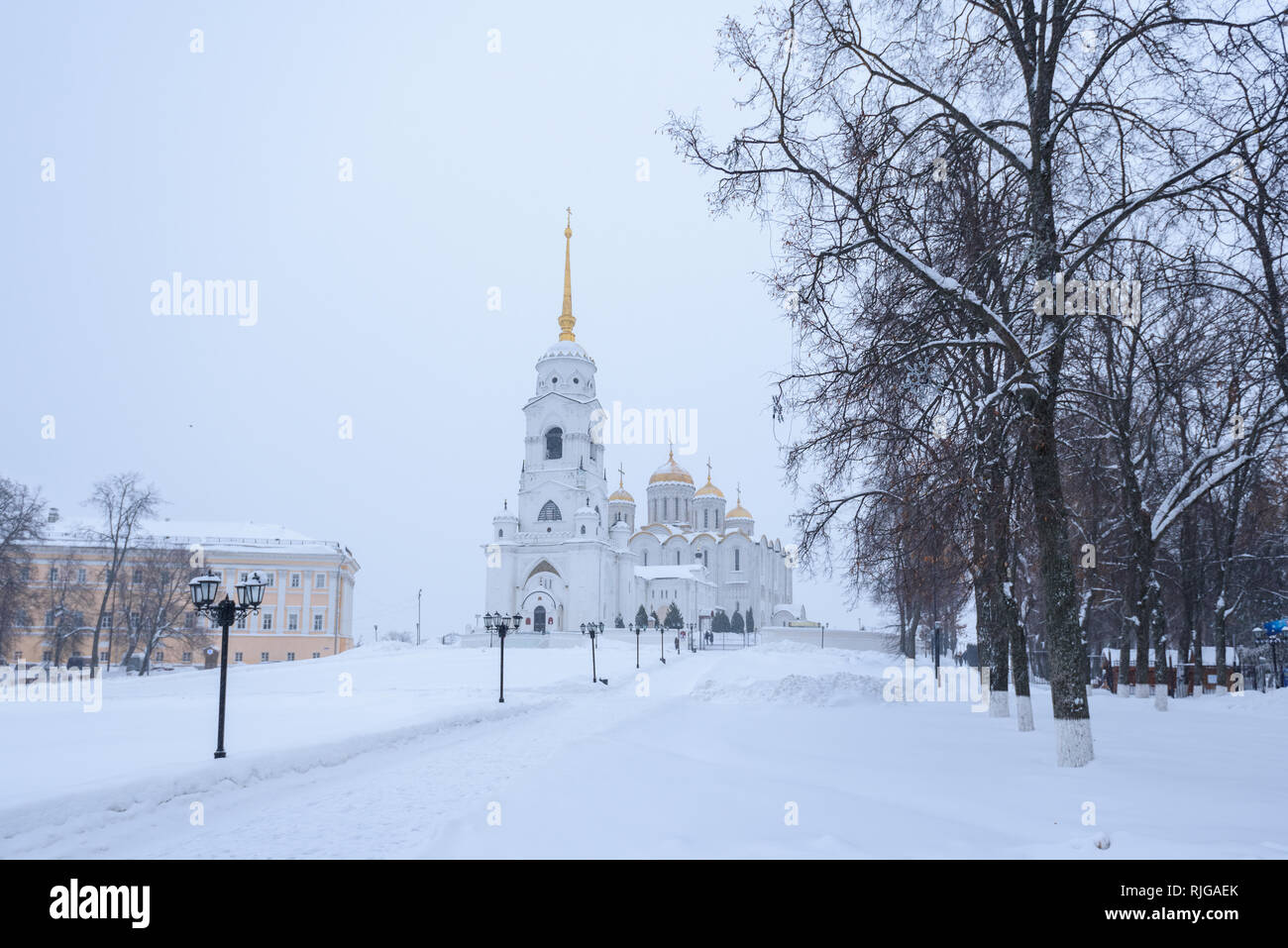 La cattedrale della Dormizione di Vladimir in inverno (a volte tradotto Cattedrale dell'Assunzione). Inverno russo landscaoe Foto Stock