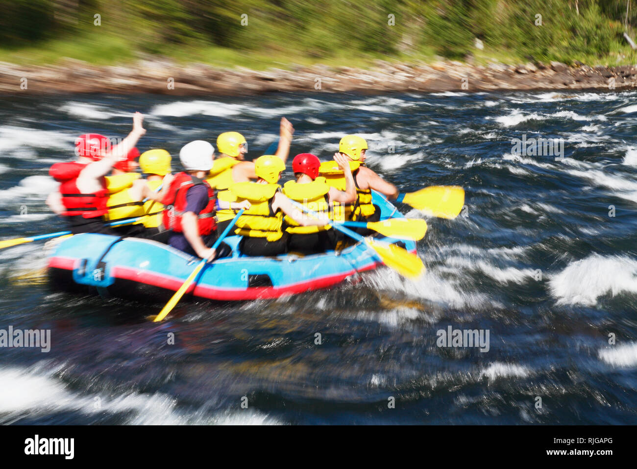 Gruppo whitewater rafting Foto Stock