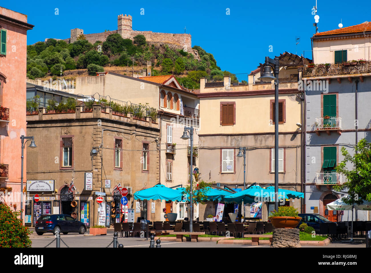 Bosa, Sardegna / Italia - 2018/08/13: Memoriale dei Caduti - Via Giobetti Street nella città di Bosa centro della città con il Castello Malaspina, noto come Cast Foto Stock