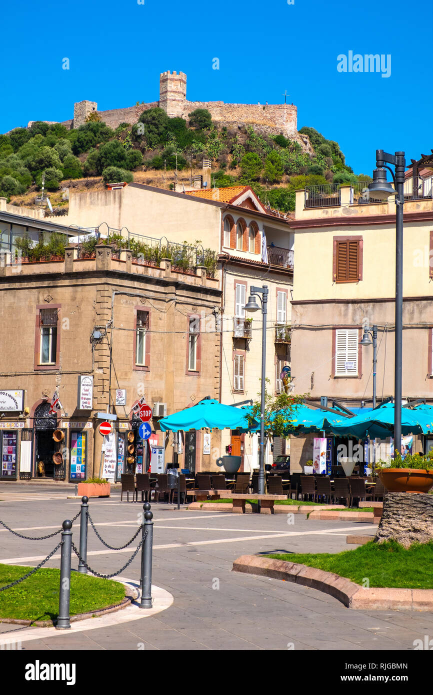 Bosa, Sardegna / Italia - 2018/08/13: Memoriale dei Caduti - Via Giobetti Street nella città di Bosa centro della città con il Castello Malaspina, noto come Cast Foto Stock