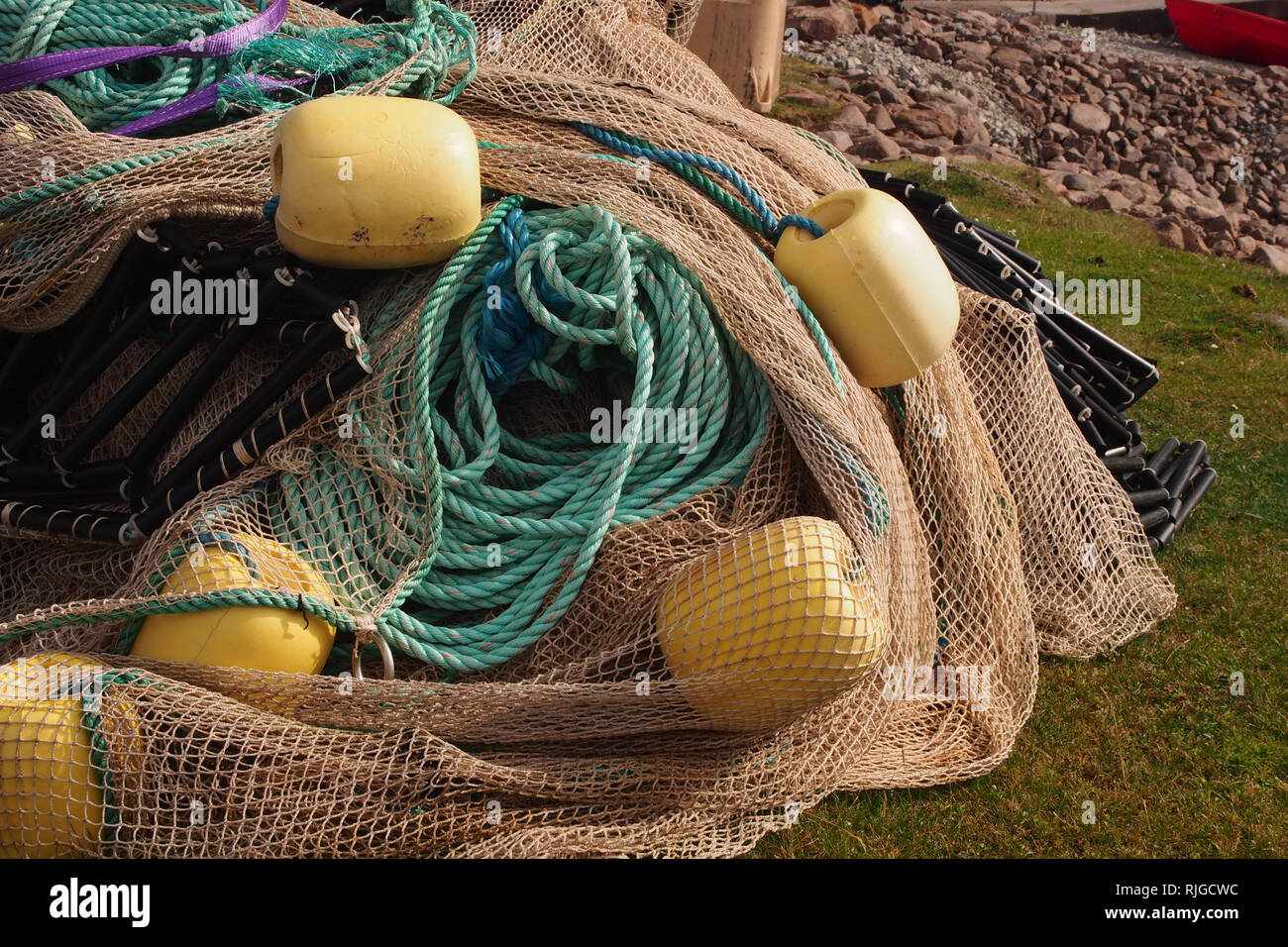 Un mucchio di mare pesca, pronto per l'uso da parte del settore locale della pesca, su un porto, compresi bouys, funi e reti Foto Stock