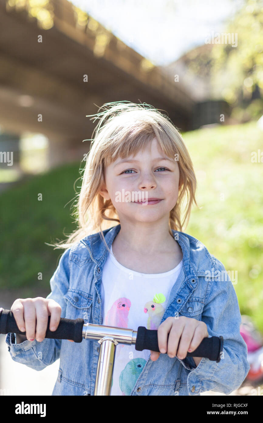 Ragazza su uno scooter Foto Stock