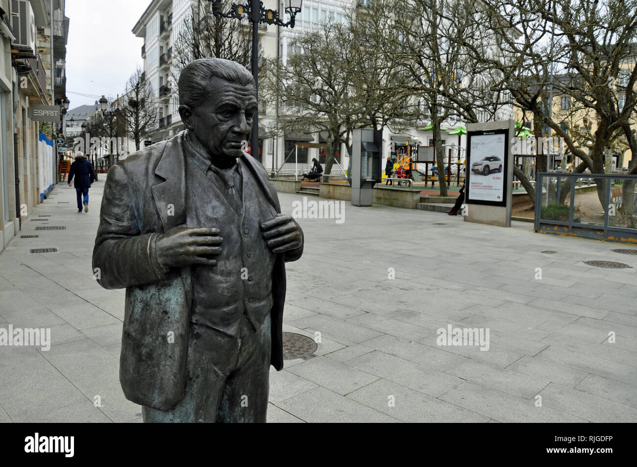 Statua del celebrato scrittore spagnolo Anxel un altro oggetto (1903-1986) in Galizia città di Lugo dove è nato. Foto Stock