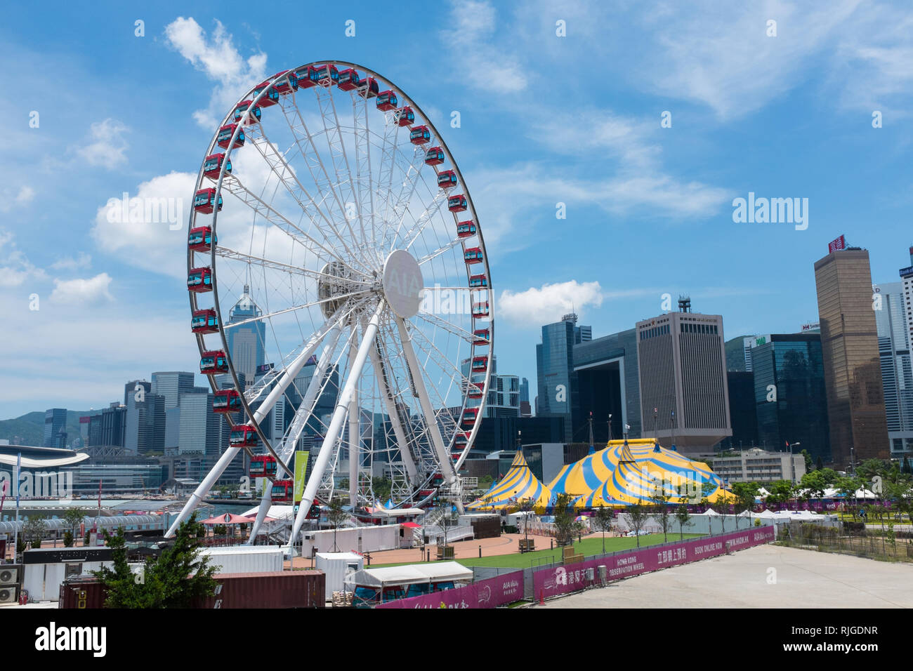Grandi ruote domina la centrale Harbourfront spazio eventi di Hong Kong Foto Stock