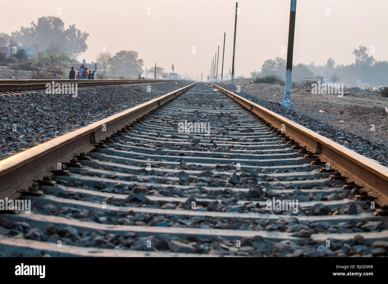 Lunga ferrovia in mattinata nebbia Foto Stock