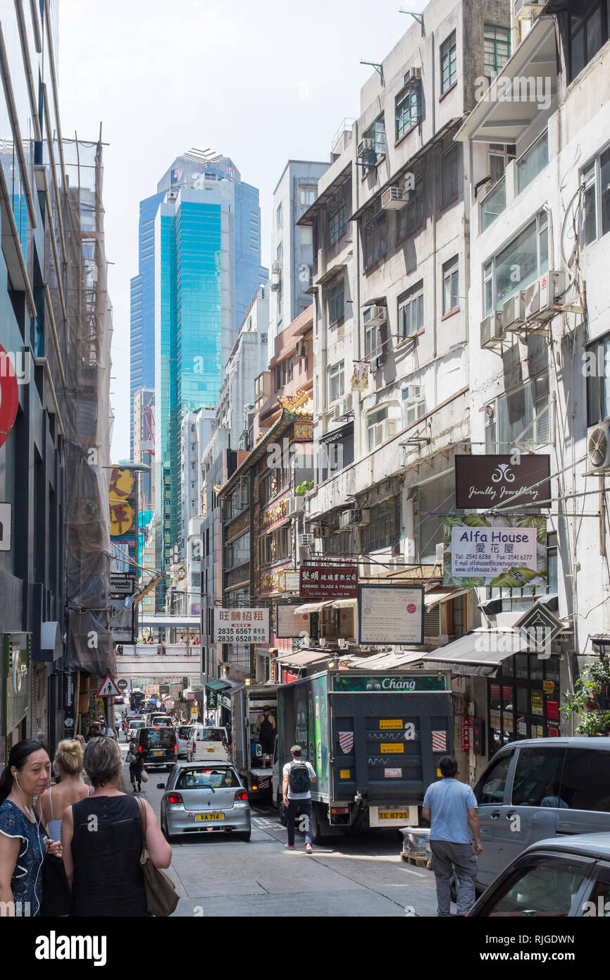 Strade strette fiancheggiata da palazzi nei livelli nel distretto centrale di Hong Kong Foto Stock
