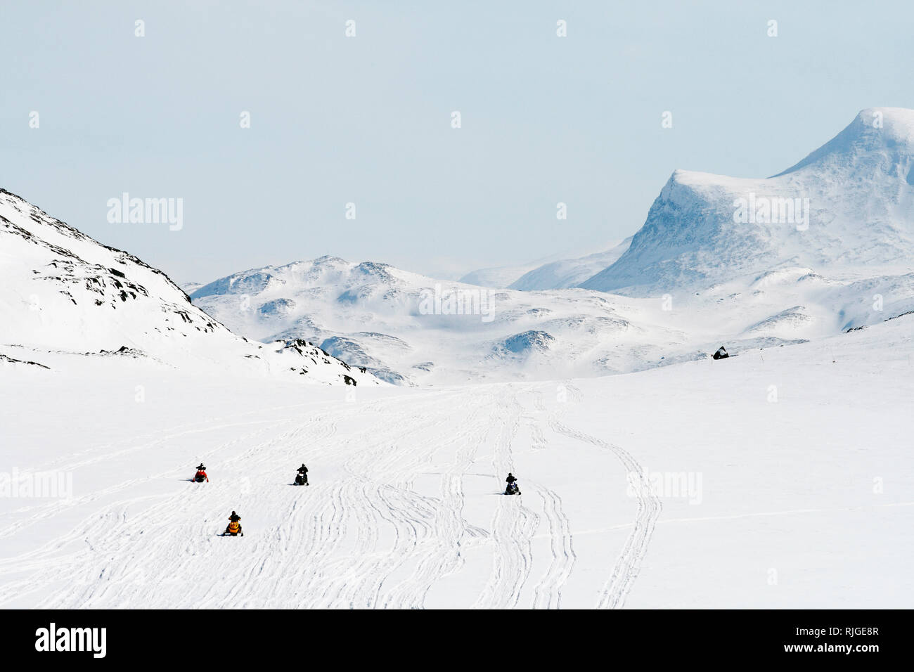 Persone su motoslitte in montagna Foto Stock