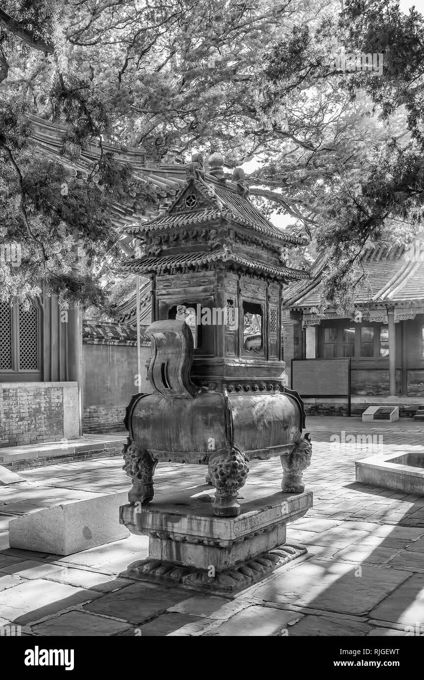 Ferro da stiro altare presso il tranquillo Jietai tempio buddista, Pechino, Cina Foto Stock