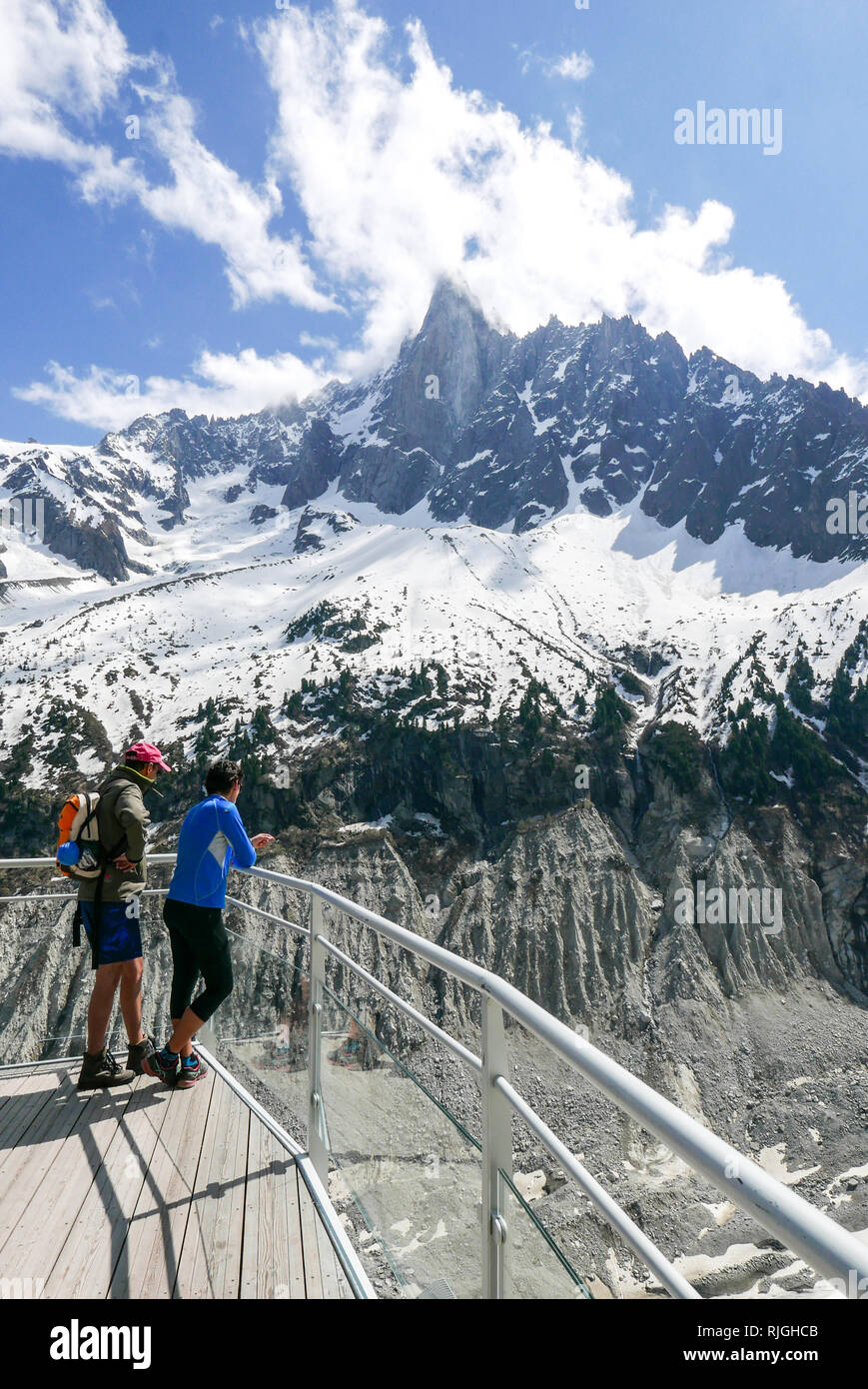 Chamonix (Alpi francesi): coppia di turisti ammirando il mare di ghiaccio (francese ÒMer de GlaceÓ), un ghiacciaio della valle formata dalla confluenza del ghiacciaio d Foto Stock