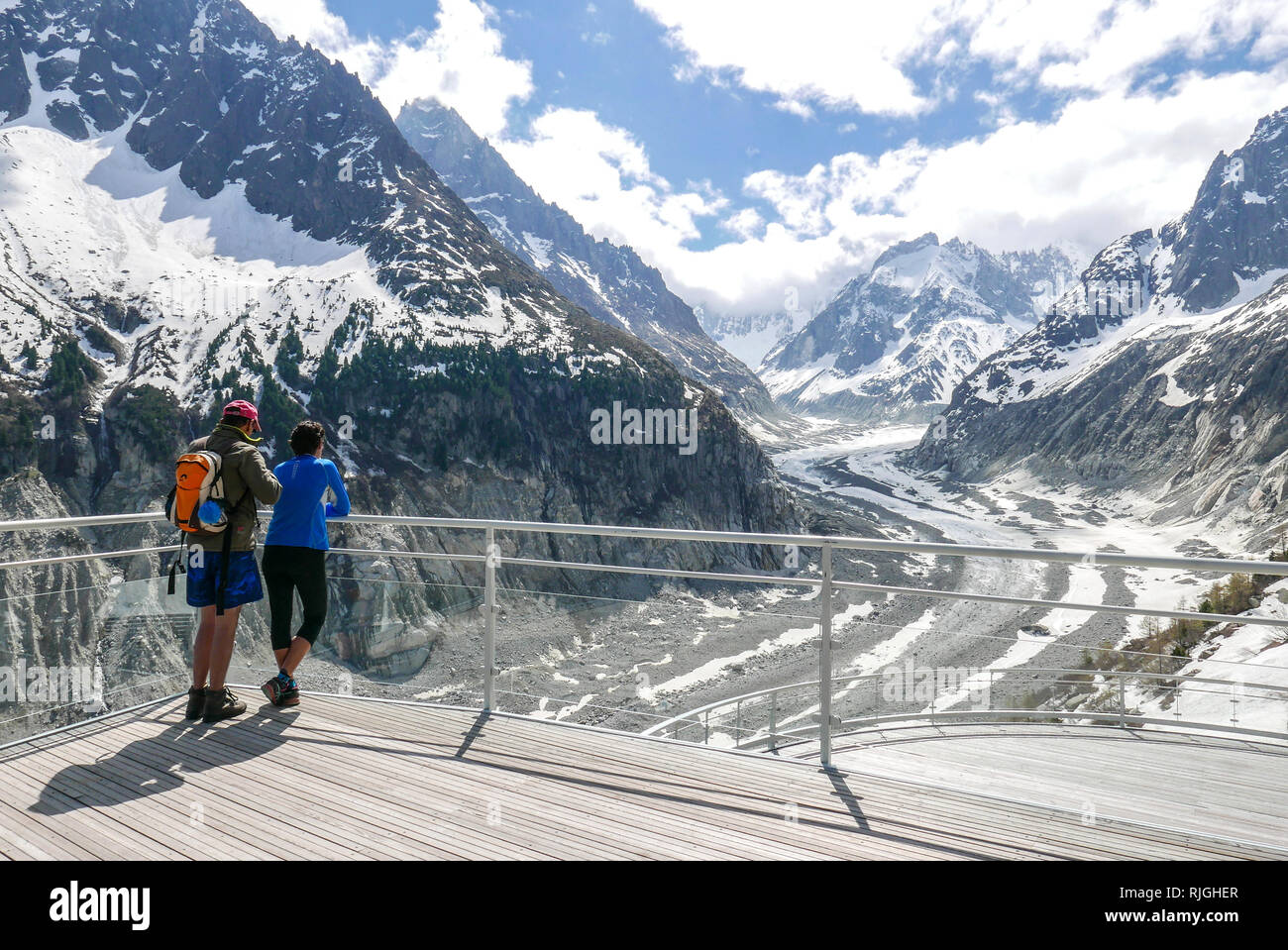 Chamonix (Alpi francesi): coppia di turisti ammirando il mare di ghiaccio (francese ÒMer de GlaceÓ), un ghiacciaio della valle formata dalla confluenza del ghiacciaio d Foto Stock