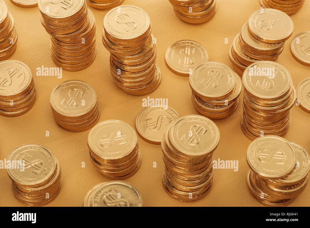 Monete in oro con segni di dollaro isolati su orange, san Patrizio giorno concept Foto Stock