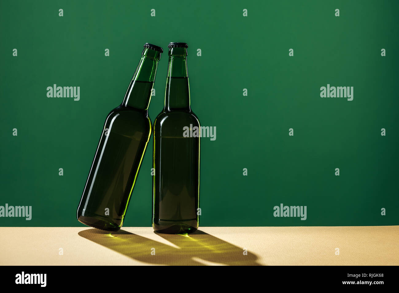Bottiglie di birra isolato sul verde, san Patrizio giorno concept Foto Stock