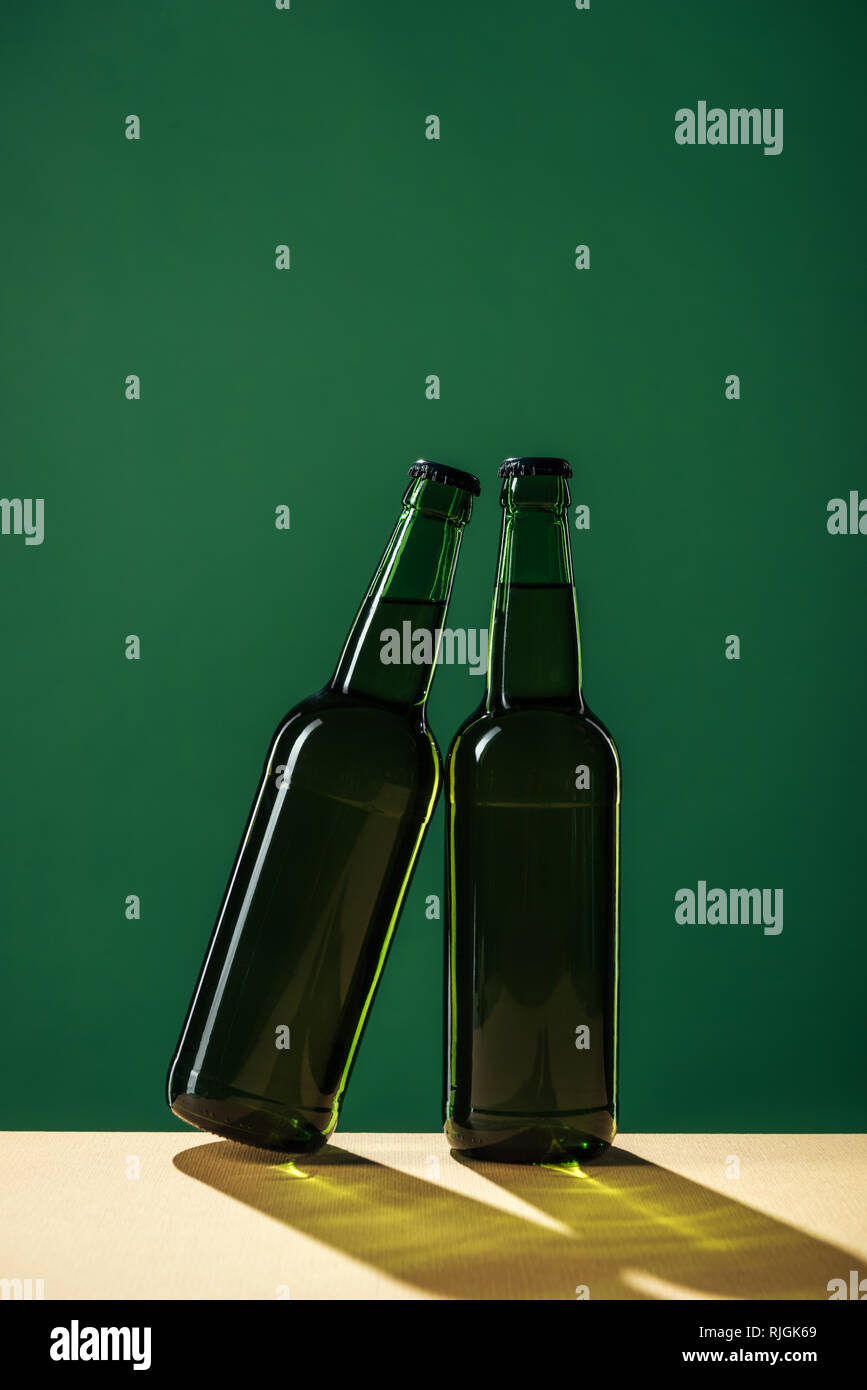 Bottiglie di birra isolato sul verde, san Patrizio giorno concept Foto Stock