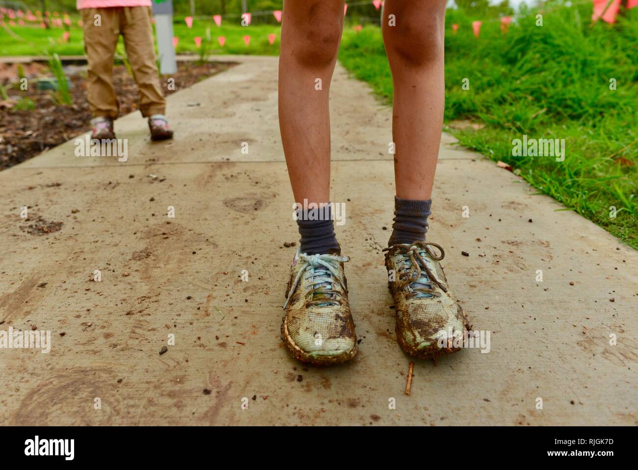 Scarpe fangose su giovani bambini in età scolare dopo aver camminato lungo  una pista sterrata, Moongun sentiero a piedi a molle di Elliot, Townsville,  Queensland, Australia Foto stock - Alamy