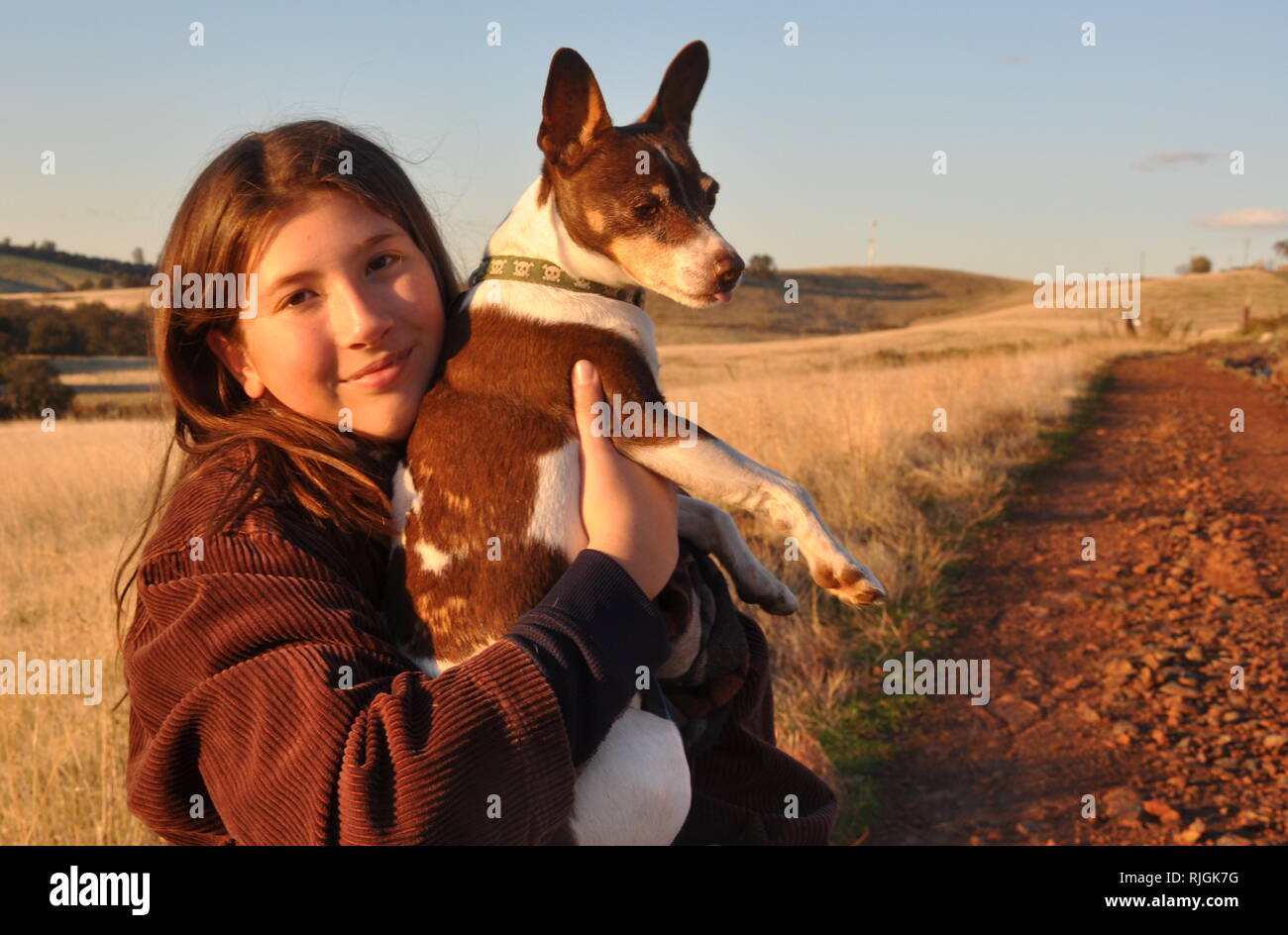 Una giovane ragazza con il suo cane in campagna. Foto Stock