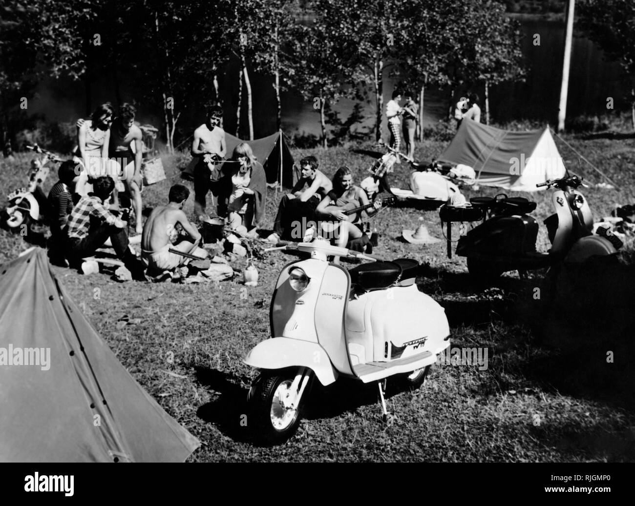 L'Italia, camping, vespa, 1960-70 Foto Stock