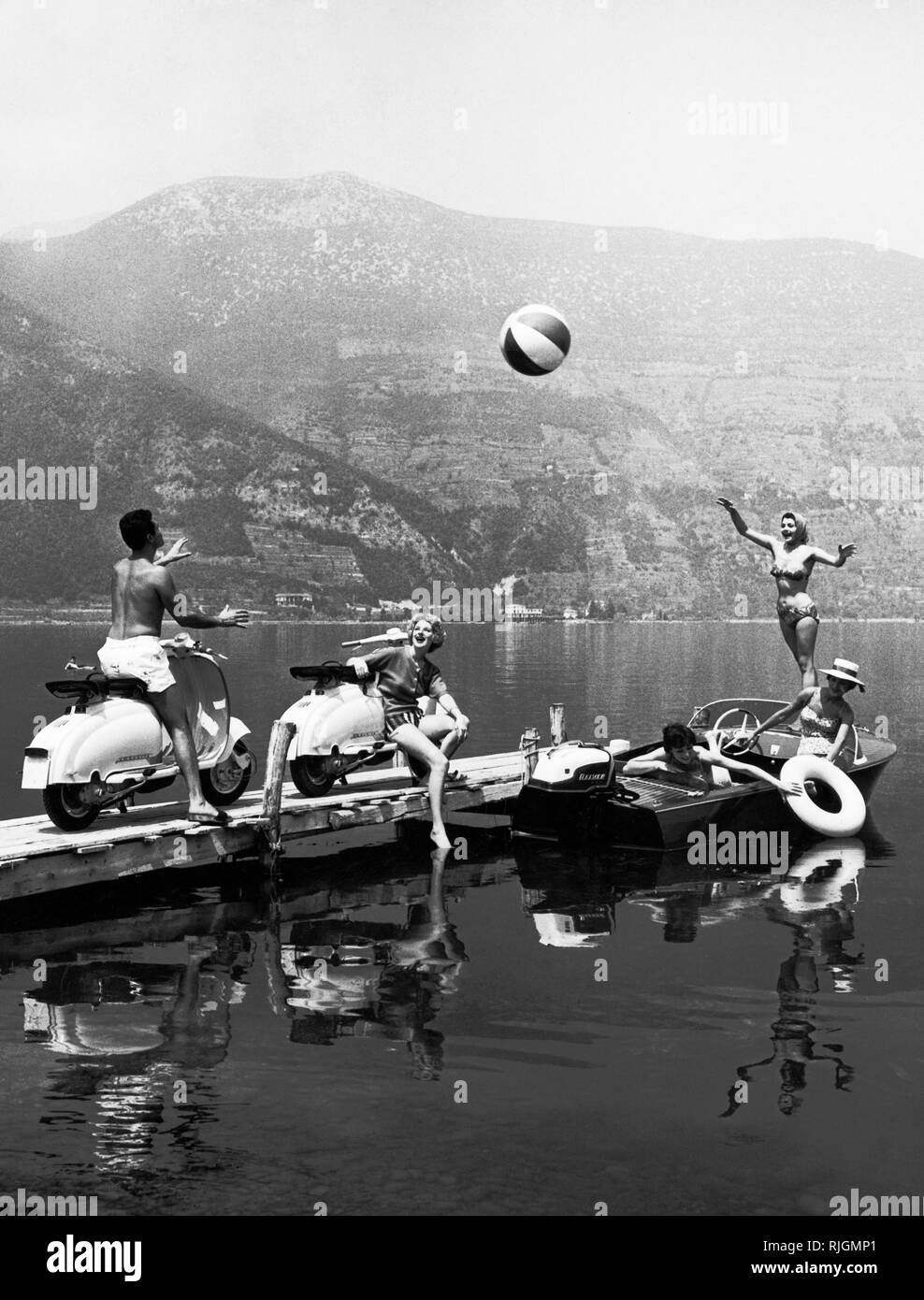 L'Italia, Lago, vespa, 1960 Foto Stock