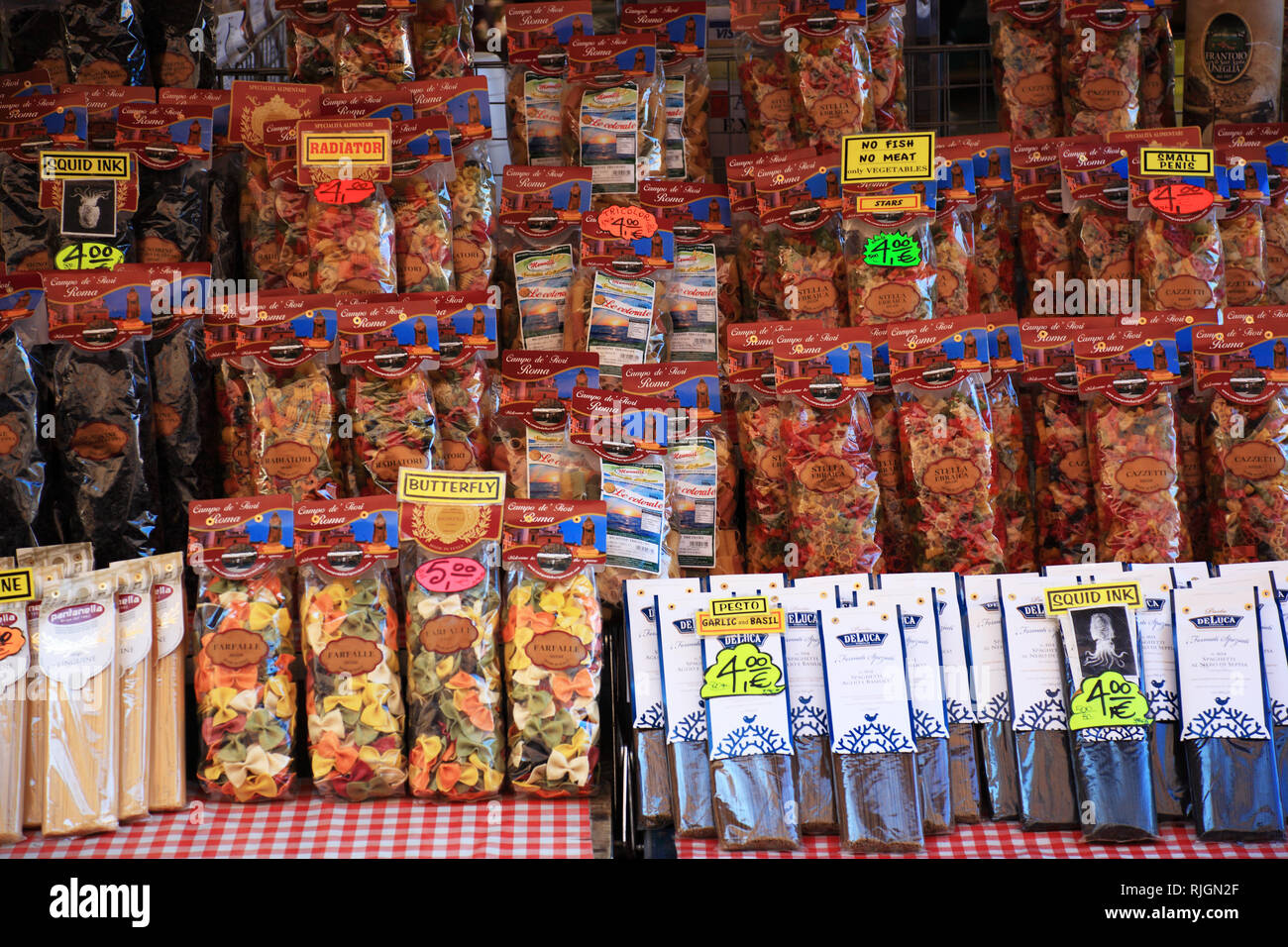 Pressione di stallo di mercato per la pasta, tagliatelle, Campo de' Fiori, Roma, Italia Foto Stock