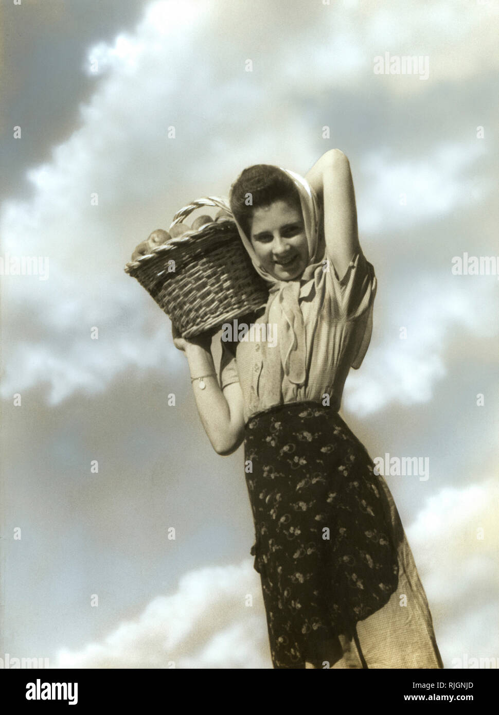 La frutta raccolta, 1920-30 Foto Stock