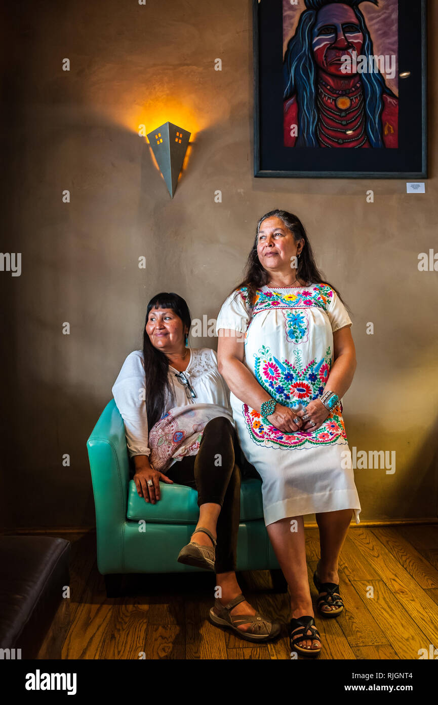 Due dei nativi americani donne Pueblo di Taos Pueblo in posa per un ritratto all'interno di un adobe house, Nuovo Messico, Stati Uniti d'America, America del Nord Foto Stock