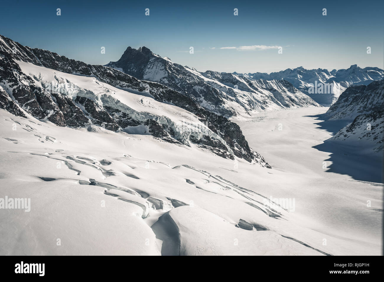 Panorama invernale al di sopra del ghiacciaio innevato visto dalla parte superiore dell'Europa, Jungfraujoch, Svizzera Foto Stock