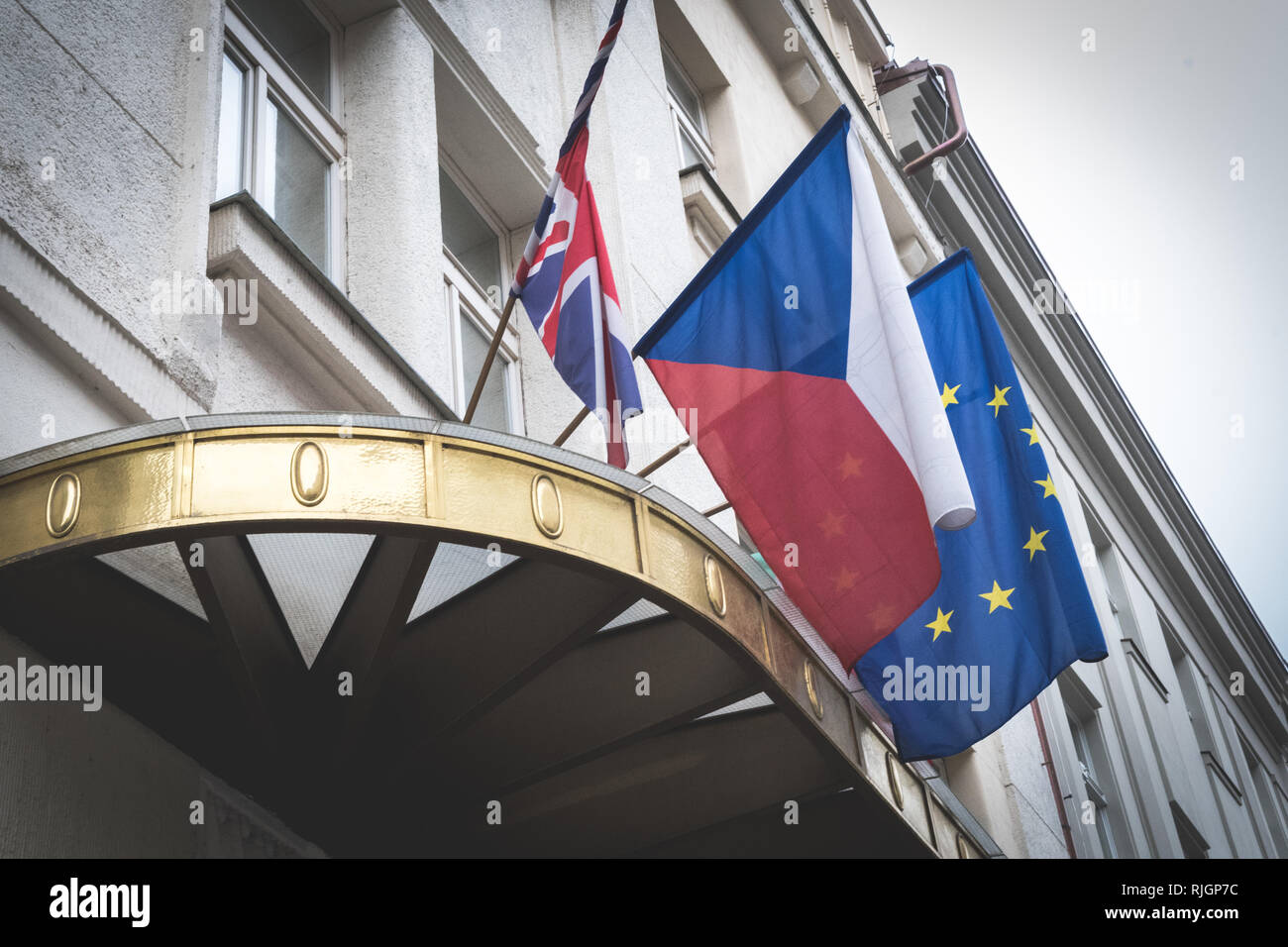 Ceco e Unione europea e Regno Unito le bandiere dell'edificio Foto Stock