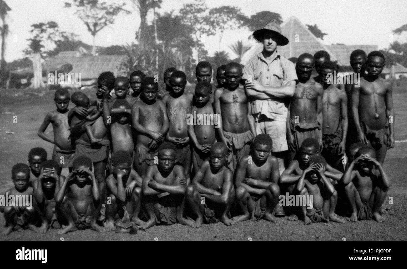 L'africa, il Congo belga di gruppo di Pigmei in statura in confronto con la Comunità Europea 1927-30 Foto Stock