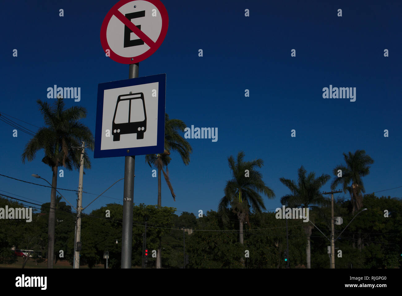 Fermata autobus e parcheggio cantare (in portoghese) in una strada vicino alla spiaggia. Foto Stock