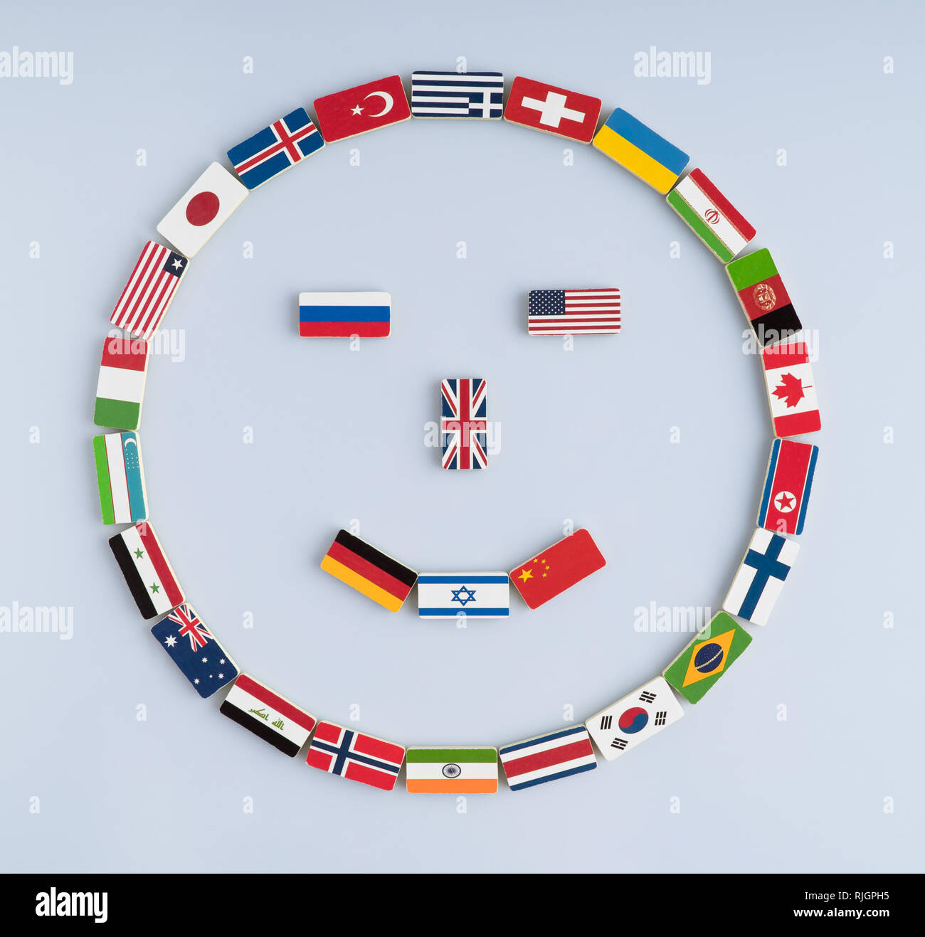 Illustrazione di una faccina sorridente da bandiere nazionali su Domino. Concetto di pace e il Commonwealth delle Nazioni e dell'ordine mondiale Foto Stock