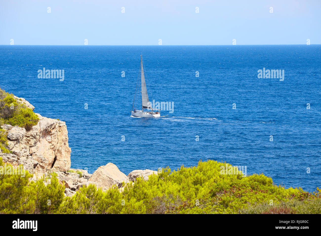 Sailing yacht visto da una collina, Mallorca, Spagna. Foto Stock