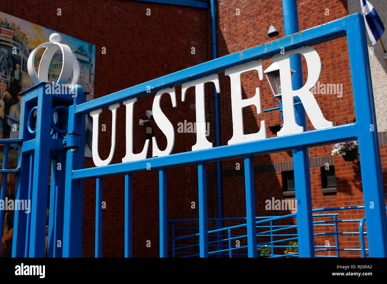 "Ulster' - Wandbild/ murale, das an den Buergerkrieg erinnert, im protestantischen Teil Belfasts, in der Naehe der Shankill Road, Belfast, Nordirland Foto Stock