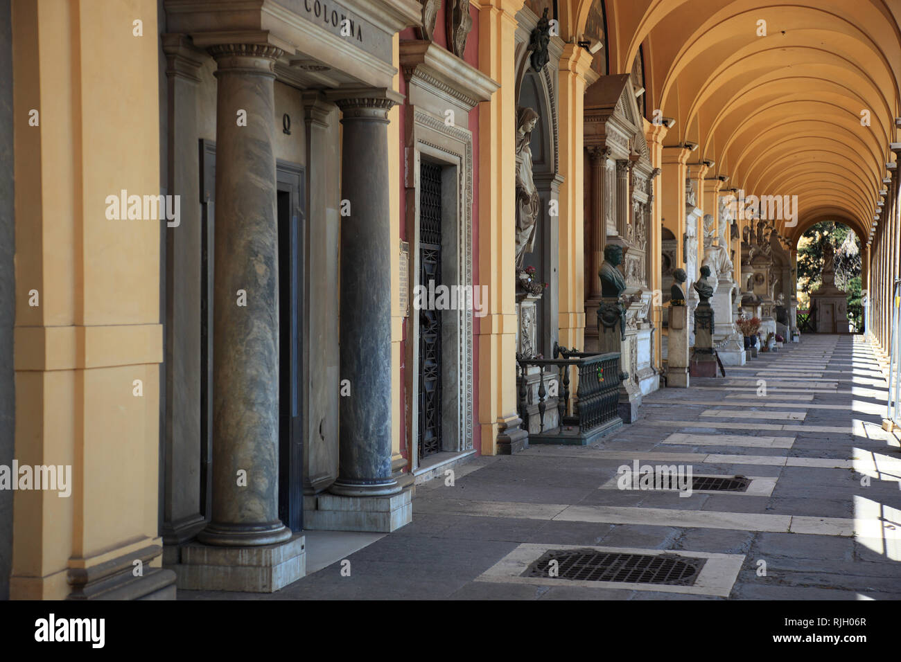 Colonnato con monumenti funebri presso il Campo Verano, cimitero del Verano, un cimitero in Tiburtino, Roma, Italia Foto Stock