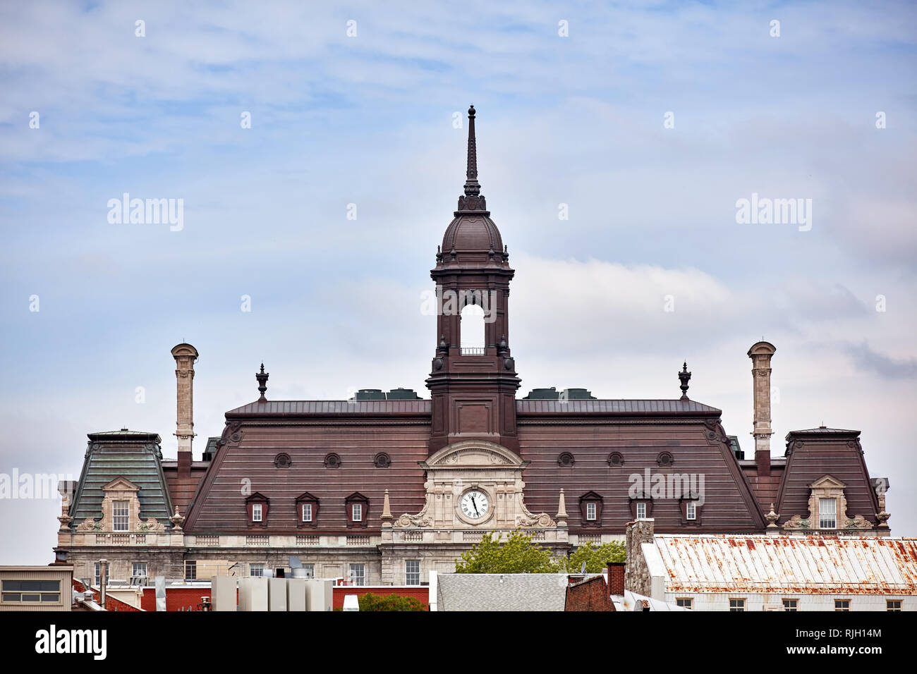 Montreal, Canada - Giugno, 2018: la torre con orologio e tetto di Montreal city hall hotel de ville contro luminoso cielo nuvoloso nella vecchia Montreal, Quebec, Canad Foto Stock