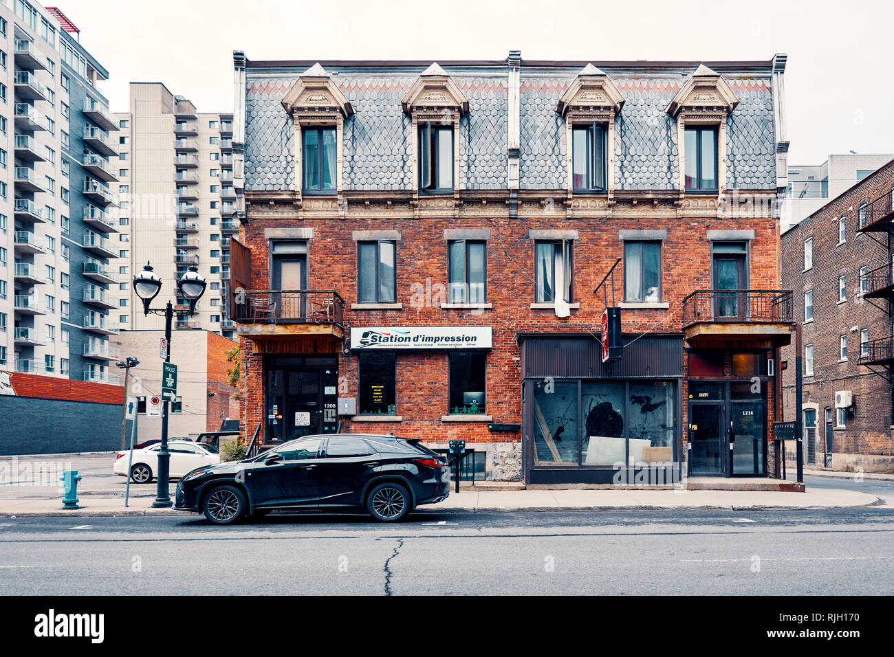Montreal, Canada - Giugno, 2018: Vecchio grunge stile vittoriano in mattoni su saint denis street a Montreal, Quebec, Canada. Editoriale. Foto Stock