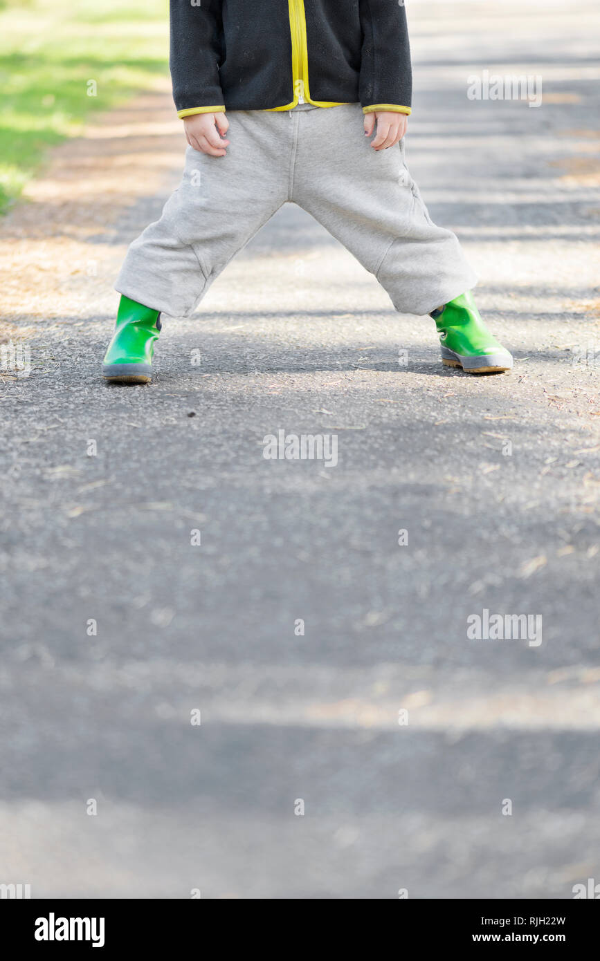 Bambino in piedi con le gambe divaricate Foto Stock
