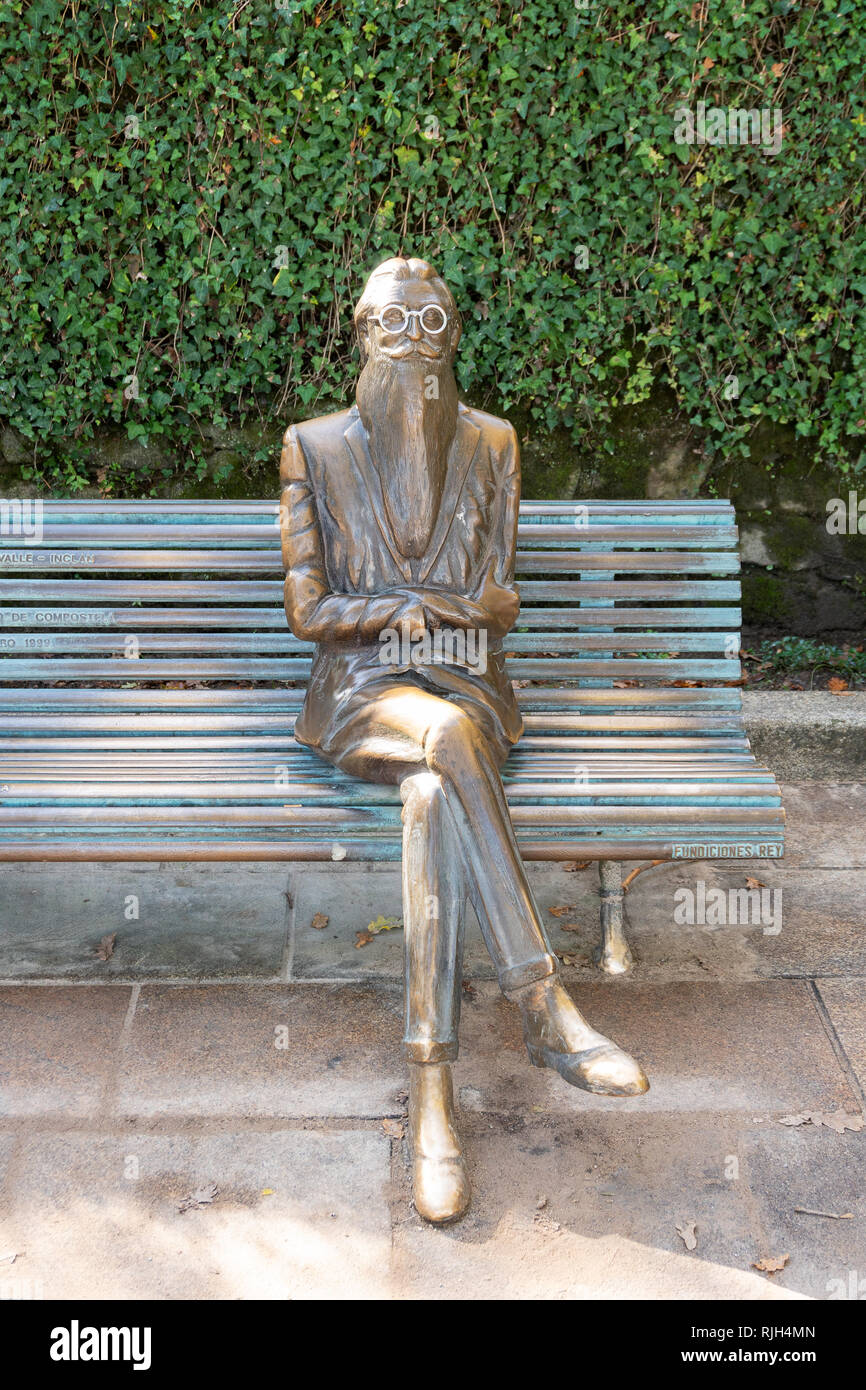 Santiago de Compostela, Spagna; 24 Novembre 2018: Statua di Ramon Maria del Valle Inclan nel parco Alameda. Egli è stato un drammaturgo spagnolo e romanziere Foto Stock