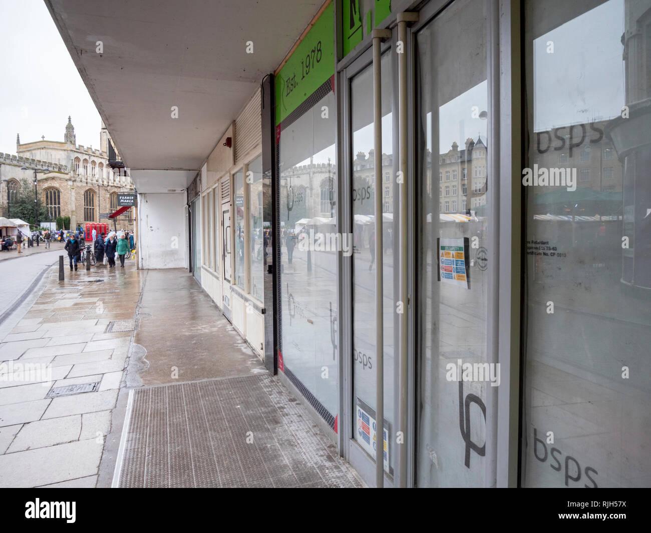 Negozi di vuoto e di unità di vendita al dettaglio a Cambridge nel centro della città che mostra la difficoltà di high street economia al dettaglio nel Regno Unito Foto Stock