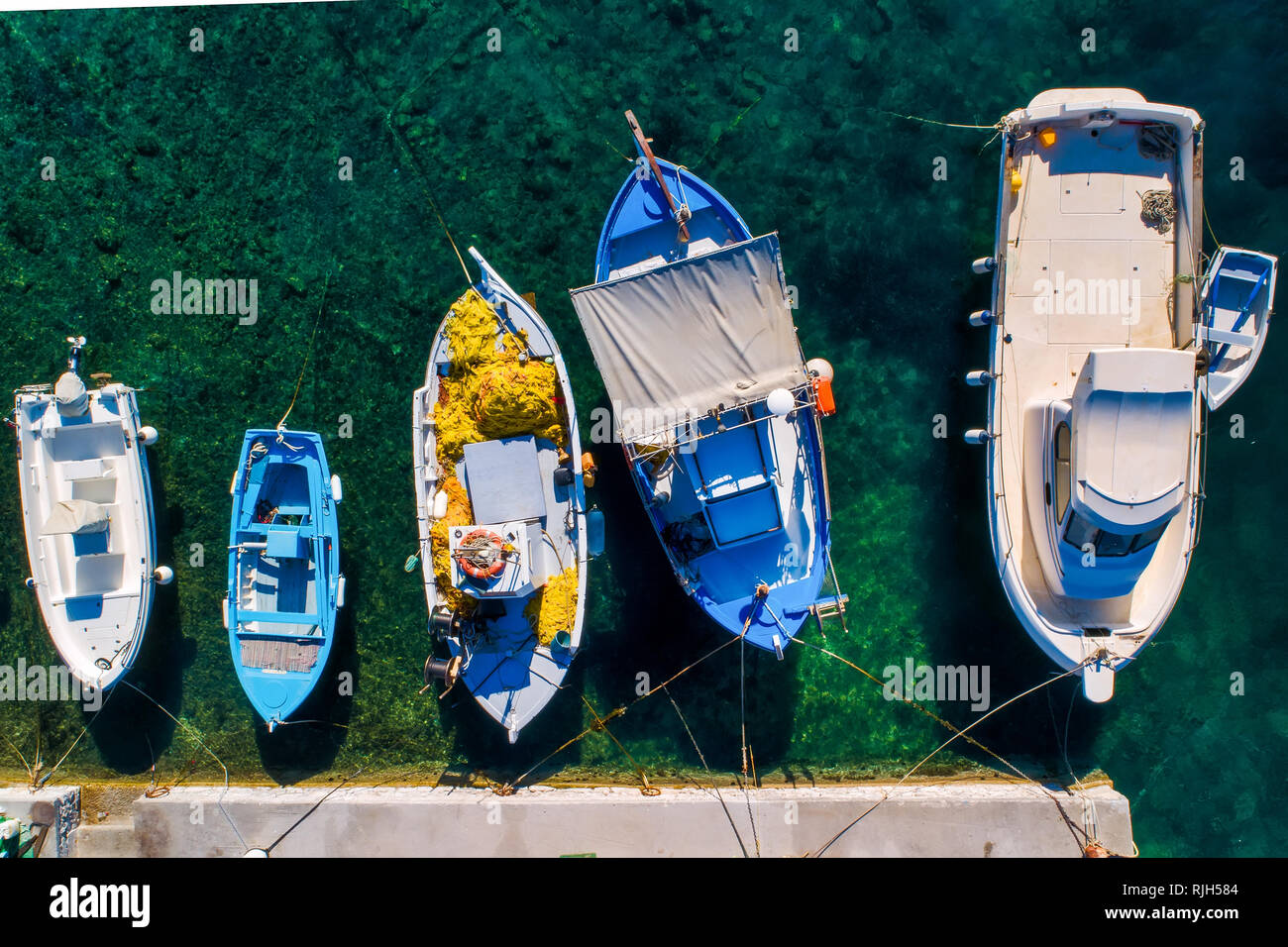 Vista aerea della pesca tradizionale barche nel porto di Katapola, Amorgos Island, Grecia Foto Stock